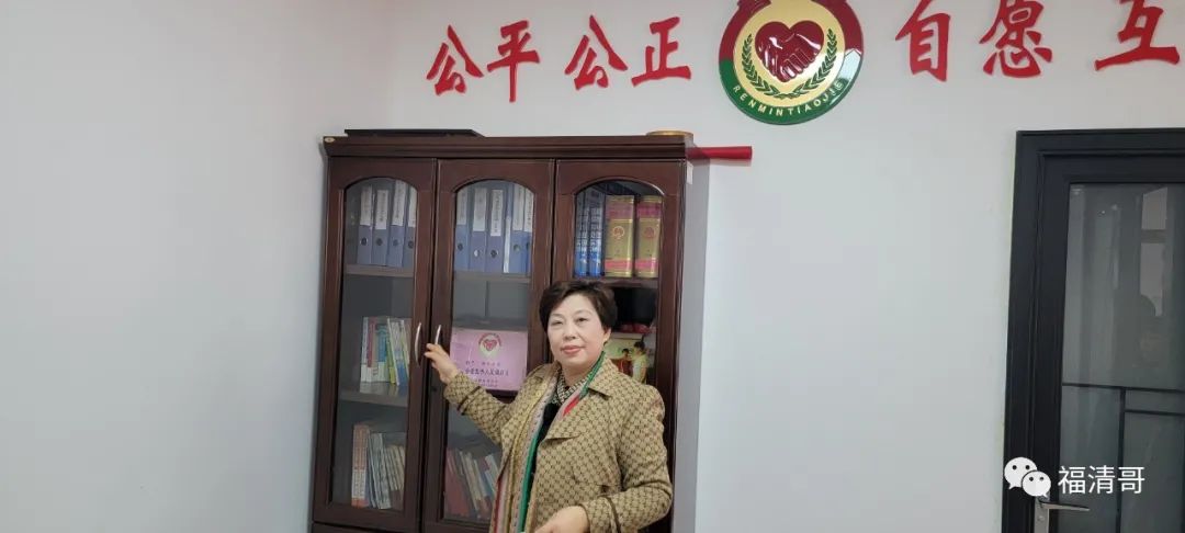 “布衣法官”，她用春風(fēng)化雨的愛溫暖人心