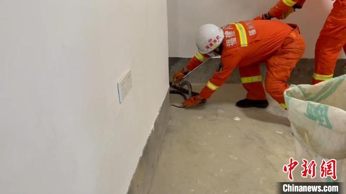 福州永泰2米長眼鏡王蛇現村民家中 消防捕獲放生